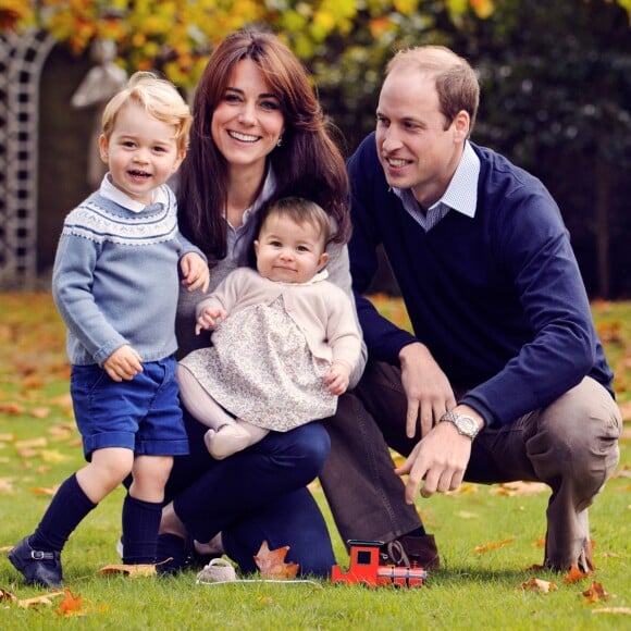 Les Cambridge - George, Kate, Charlotte et William - dans les jardins de leur résidence officielle de Kensington Palace à Londres en octobre 2015.