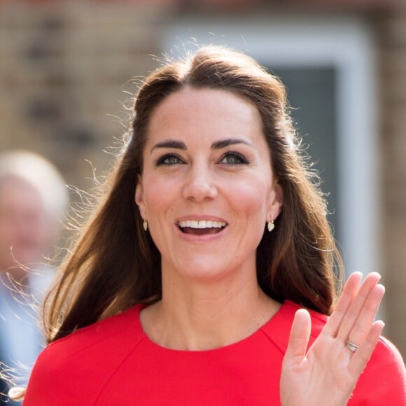 Kate Middleton, duchesse de Cambridge, lors de la visite d'un centre de soutien téléphonique, à Londres le 25 août 2016.