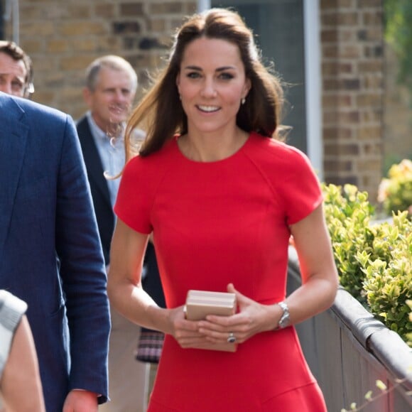 Kate Middleton, duchesse de Cambridge, lors de la visite d'un centre de soutien téléphonique, à Londres le 25 août 2016.