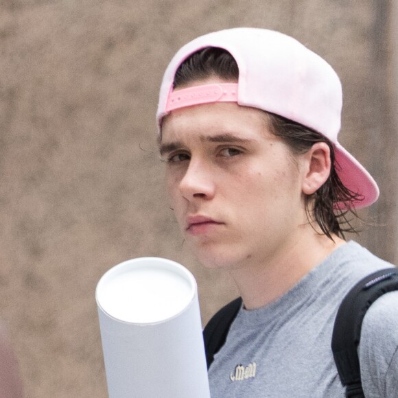 Exclusif - Brooklyn Beckham (casquette rose à l'envers et portant un rouleau de dessin) dans les rues de New York le 29 juillet 2016