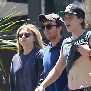 Exclusif - Chloë Grace Moretz et son compagnon Brooklyn Beckham se promènent avec un ami dans les rues de Los Angeles, le 2 juillet 2016