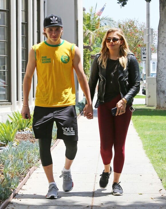 Chloë Grace Moretz et son compagnon Brooklyn Beckham se promènent main dans la main dans les rues de Beverly Hills. Les amoureux sont allés dans un centre dermatologique et ont ensuite déjeuné au restaurant Sugar Fish. Le 30 juin 2016
