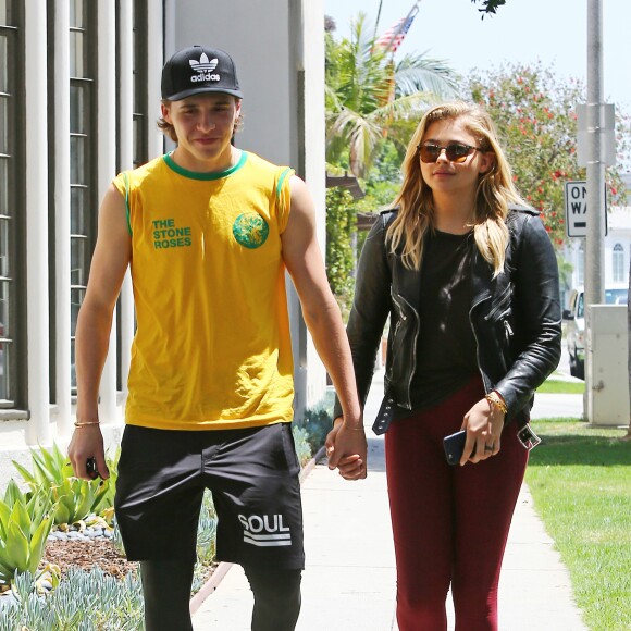 Chloë Grace Moretz et son compagnon Brooklyn Beckham se promènent main dans la main dans les rues de Beverly Hills. Les amoureux sont allés dans un centre dermatologique et ont ensuite déjeuné au restaurant Sugar Fish. Le 30 juin 2016