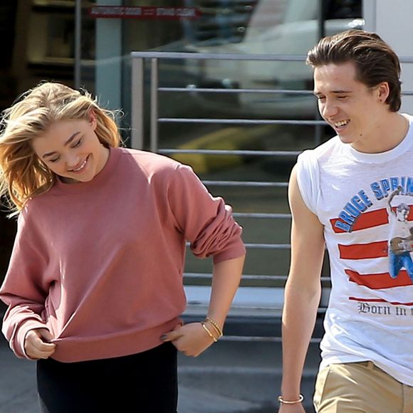 Exclusif - Prix spécial - Brooklyn Beckham et sa petite amie Chloë Grace Moretz se promène main dans la main à la sortie d'une pharmacie à Beverly Hills. Les amoureux portent les mêmes chaussures! Le 19 mai 2016