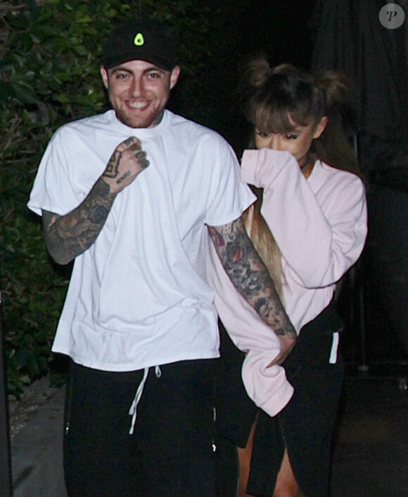 Exclusif - Ariana Grande et le rappeur Mac Miller roucoulent d'amour lors d'une sortie en couple à Los Angeles. Ariana porte une attelle à la cheville gauche et des claquettes en fourrure rose. Le 1er septembre 2016