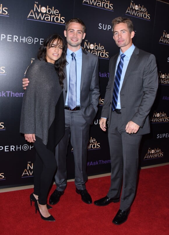 Michelle Rodriguez, Cody Walker et son frère Caleb Walker lors des Noble Awards, à Beverly Hills, Los Angeles, le 27 février