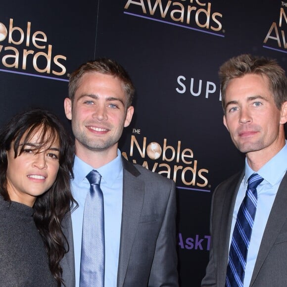 Michelle Rodriguez, Cody Walker et son frère Caleb Walker lors des Noble Awards, à Beverly Hills, Los Angeles, le 27 février