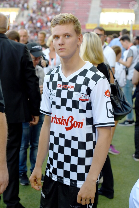 Mick Schumacher lors du tournoi de foot "Champions for Charity" en l'honneur de son père Michael Schumacher au stade Opel Arena à Mayence, Allemagne, le 27 juillet 2016.
