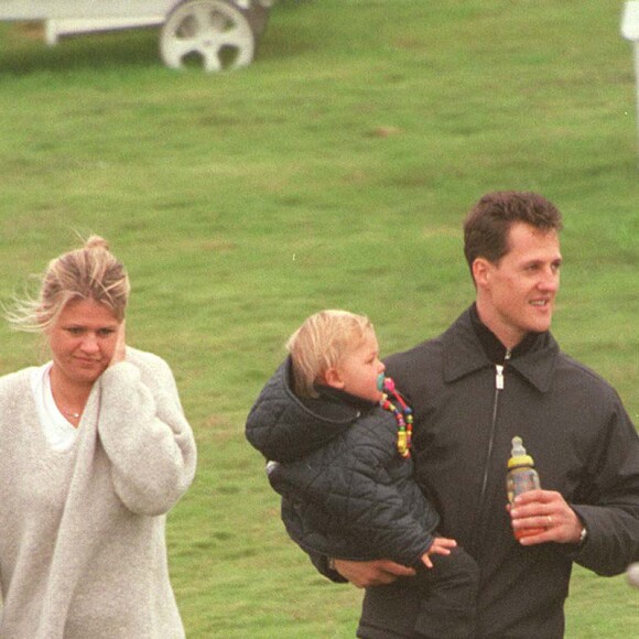 Michael Schumacher avec sa femme Corinna et sa fille Gina-Maria en Sardaigne en 1998
