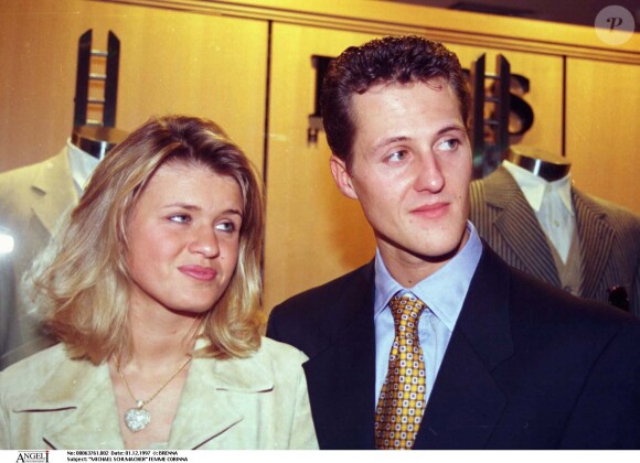 Michael Schumacher et sa femme Corinna en 1997 dans une boutique à Milan.