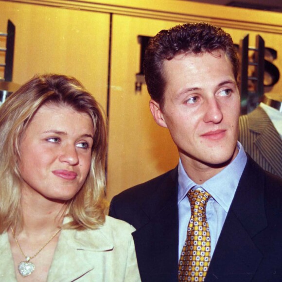 Michael Schumacher et sa femme Corinna en 1997 dans une boutique à Milan.
