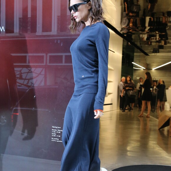 Victoria Beckham quitte son magasin après le lancement de sa gamme de maquillage "VB x EsteeLauder" à Londres le 16 septembre 2016.