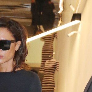 Victoria Beckham quitte son magasin après le lancement de sa gamme de maquillage "VB x EsteeLauder" à Londres le 16 septembre 2016.