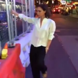 Victoria Beckham s'adonnant à une danse dans les rues de New York (septembre 2016).