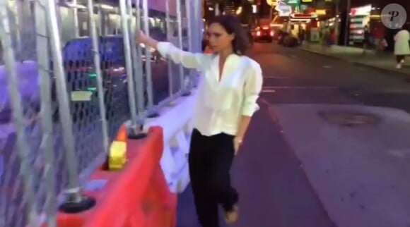 Victoria Beckham s'adonnant à une danse dans les rues de New York (septembre 2016).