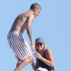 Justin Bieber et sa compagne Sofia Richie en vacances sur un yacht à Los Cabos au Mexique le 29 août 2016.