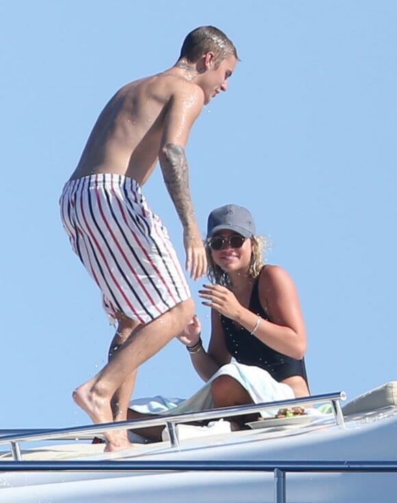 Justin Bieber et sa compagne Sofia Richie en vacances sur un yacht à Los Cabos au Mexique le 29 août 2016.