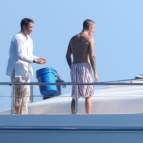 Justin Bieber et sa compagne Sofia Richie en vacances sur un yacht à Los Cabos au Mexique le 29 août 2016.