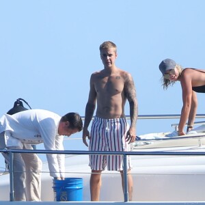 Justin Bieber et sa compagne Sofia Richie en vacances sur un yacht à Los Cabos au Mexique le 29 août 2016.