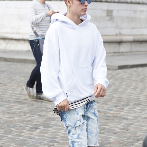 Justin Bieber quitte son hôtel, Le Royal Monceau, pour se rendre à l'Arc de Triomphe puis au Père Lachaise pour visiter la tombe de Jim Morrison. Le 19 septembre 2016