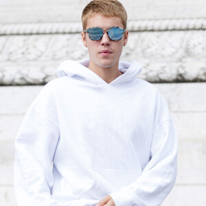 Justin Bieber quitte son hôtel, Le Royal Monceau, pour se rendre à l'Arc de Triomphe puis au Père Lachaise pour visiter la tombe de Jim Morrison. Le 19 septembre 2016