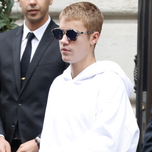 Justin Bieber quitte son hôtel, Le Royal Monceau, pour se rendre à l'Arc de Triomphe puis au Père Lachaise pour visiter la tombe de Jim Morrison. Le 19 septembre 2016