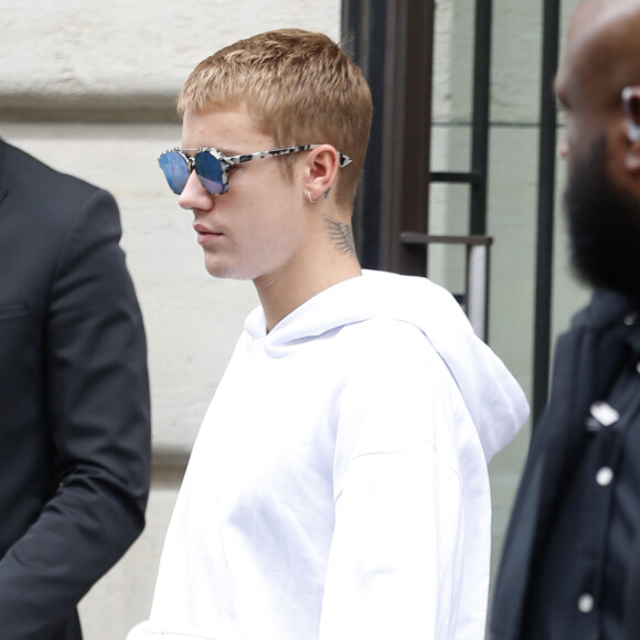 Justin Bieber quitte son hôtel, Le Royal Monceau, pour se rendre à l'Arc de Triomphe puis au Père Lachaise pour visiter la tombe de Jim Morrison. Le 19 septembre 2016