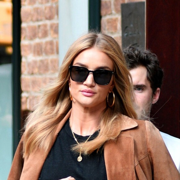 Rosie Huntington-Whiteley quitte son hôtel à New York le 16 septembre 2016.