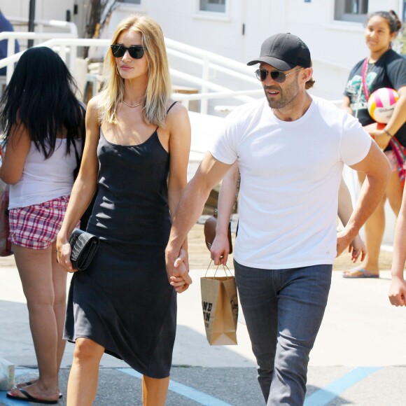 Jason Statham et sa fiancée Rosie Huntington-Whiteley vont prendre un petit déjeuner à Malibu le 31 juillet 2016.