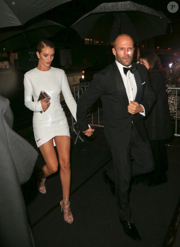 Jason Statham et sa compagne Rosie Huntington-Whiteley à la sortie de l'after party du MET Gala au Standard Hotel de New York le 2 mai 2016.