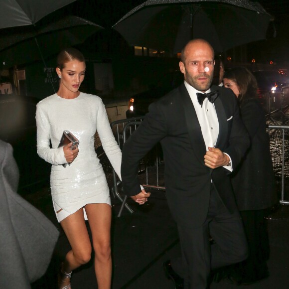 Jason Statham et sa compagne Rosie Huntington-Whiteley à la sortie de l'after party du MET Gala au Standard Hotel de New York le 2 mai 2016.