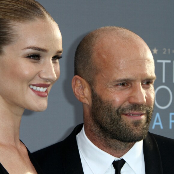 Rosie Huntington-Whiteley et son Fiancé Jason Statham lors du 21ème gala annuel des "Critics' choice Awards" à Santa Monica le 17 janvier 2016