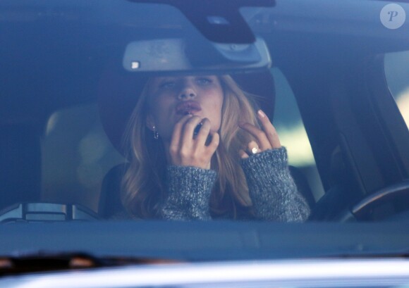 Rosie Huntington-Whiteley montre sa belle bague de fiançailles en se maquillant dans sa voiture à Los Angeles, le 12 janvier 2016.