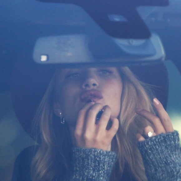 Rosie Huntington-Whiteley montre sa belle bague de fiançailles en se maquillant dans sa voiture à Los Angeles, le 12 janvier 2016.