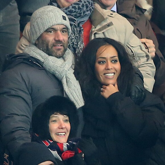 Exclusif - Amel Bent et son compagnon Patrick Antonelli assistent au match de Ligue des Champions PSG - Olympiakos Le Piree, au Parc des Princes, à Paris, le 27 novembre 2013.