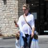 Exclusif - Katherine Heigl enceinte fait du shopping avec sa mère Nancy à Pier One Imports à Los Angeles, le 18 septembre 2016