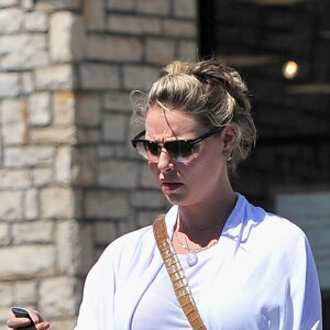 Exclusif - Katherine Heigl enceinte fait du shopping avec sa mère Nancy à Pier One Imports à Los Angeles, le 18 septembre 2016