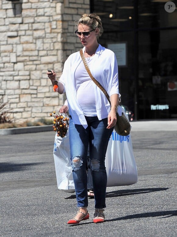 Exclusif - Katherine Heigl enceinte fait du shopping avec sa mère Nancy à Pier One Imports à Los Angeles, le 18 septembre 2016