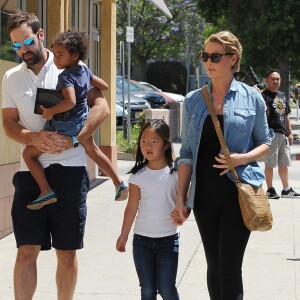 Katherine Heigl (enceinte) fait du shopping en famille avec son mari Josh Kelley et ses filles Adalaide et Nancy à Glendale le 13 aout 2016.