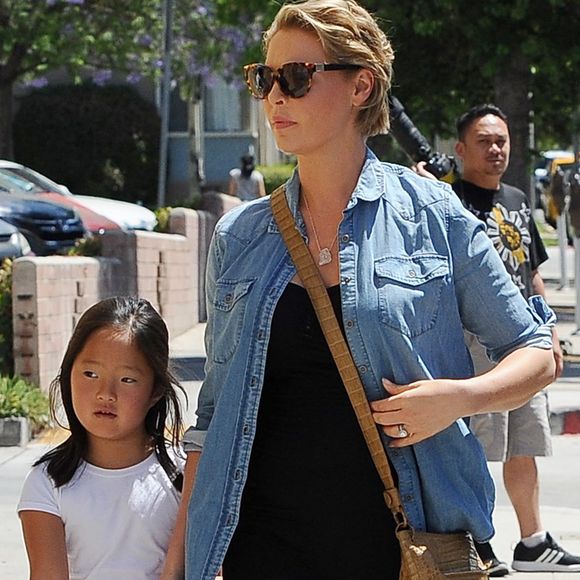 Katherine Heigl (enceinte) fait du shopping en famille avec son mari Josh Kelley et ses filles Adalaide et Nancy à Glendale le 13 aout 2016.