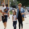 Katherine Heigl (enceinte) fait du shopping en famille avec son mari Josh Kelley et ses filles Adalaide et Nancy à Glendale le 13 aout 2016.