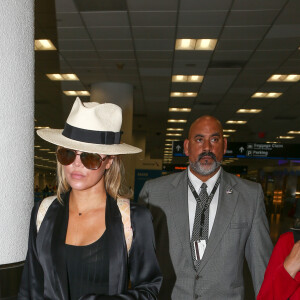 Khloe Kardashian arrive à l'aéroport de Miami pour prendre l’avion. Elle porte des mules en fourrure noire. Le 19 septembre 2016