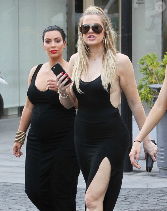 Kim Kardashian enceinte, ses soeurs Khloe Kardashian, Kourtney Kardashian, Kendall Jenner et leur mère Kris Jenner se promènent à Saint-Barthélemy, le 17 août 2015.