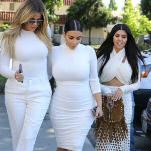 Khloe, Kourtney et Kim Kardashian enceinte, toutes en blanc, vont dîner au restaurant Casa Escobar à Westlake Village, le 7 juillet 2015.