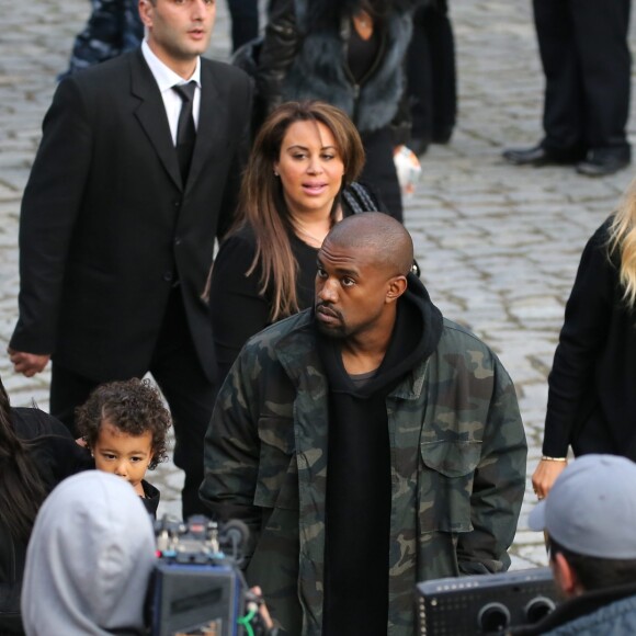 Kim Kardashian, son mari Kanye West, leur fille North et sa soeur Khloe Kardashian visitent le monastère Guéghard, situé à 40 kilomètres de Erevan, le 9 avril 2015.