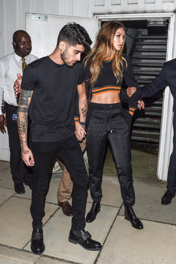 Zayn Malik et sa compagne Gigi Hadid quitte le défilé de mode "Versace Versus" à Londres. Le 17 septembre 2016