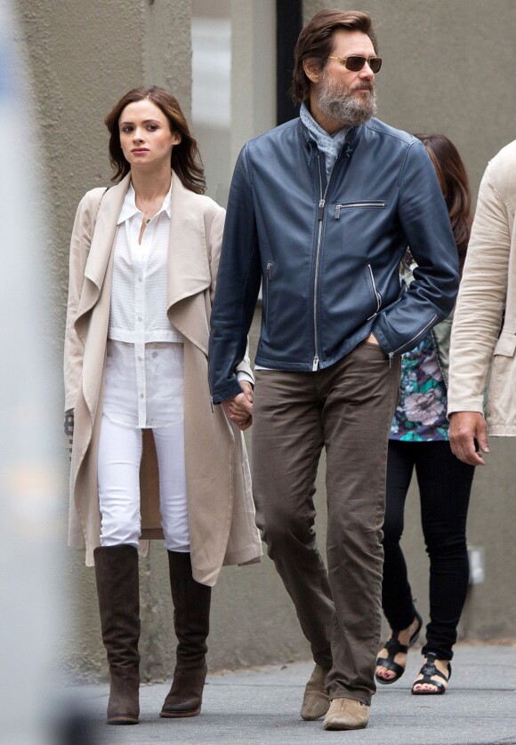 Jim Carrey se promène, main dans la main, avec sa compagne Cathriona White dans les rues de New York, le 18 mai 2015