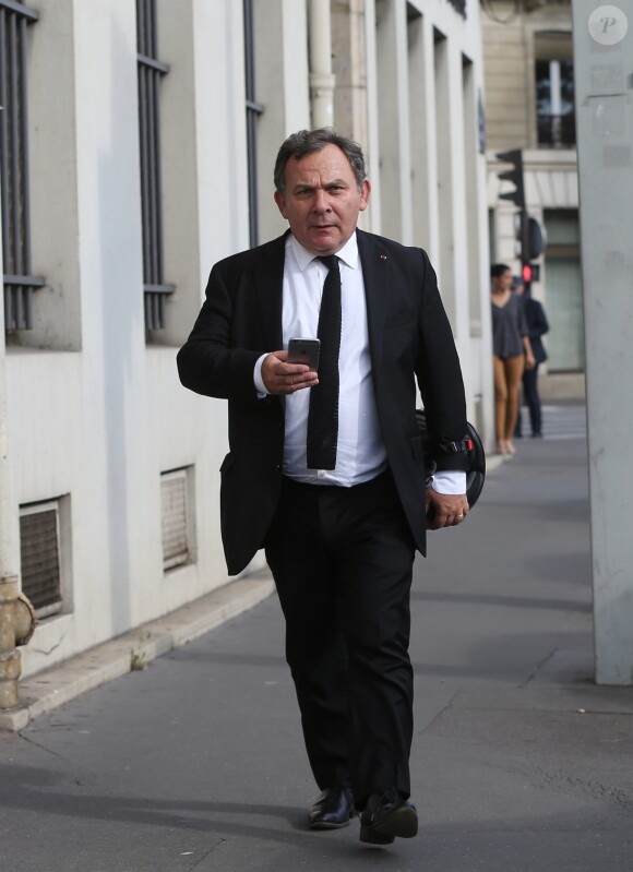 L'avocat Francis Szpiner quitte la brigade des mineurs de la préfecture de police après avoir assisté à la confrontation de son client face à Jean-Marc Morandini à Paris le 22 septembre 2016. La garde à vue de l'animateur Jean-Marc Morandini a été prolongée ce jeudi matin dans le cadre de l'enquête pour " corruption de mineurs ", ouverte en parallèle à des plaintes à son encontre pour des castings controversés, a-t-on appris de sources judiciaire et policière. Le parquet de Paris avait ouvert deux enquêtes préliminaires distinctes, l'une pour " harcèlement sexuel " au sujet des castings, l'autre sur des soupçons de " corruption de mineurs ".