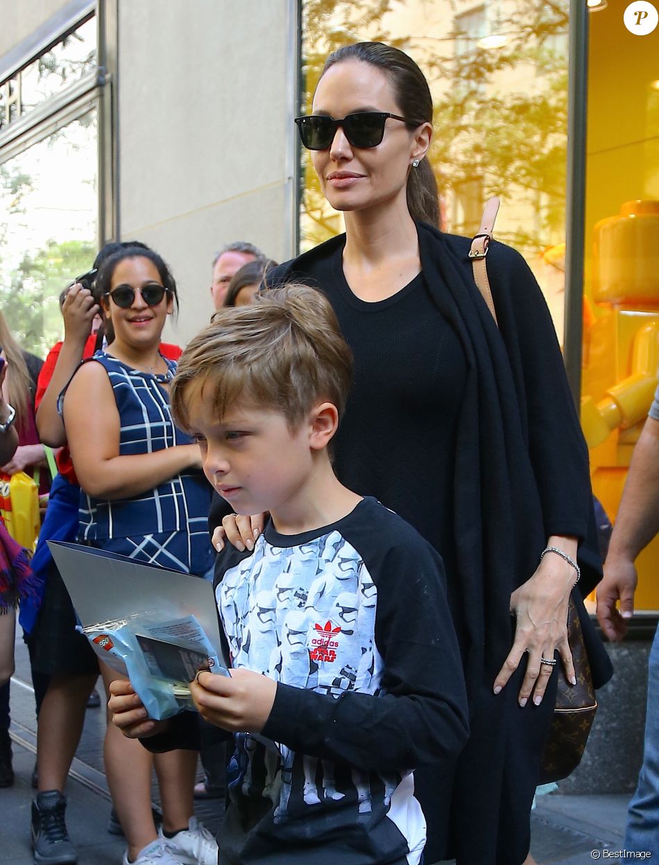 Angelina Jolie Et Son Fils Knox Font Du Shopping Chez Lego Store à New ...