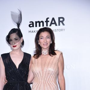 Dita von Teese et Elisabetta Franchi durant le photocall de la soirée AmfAR à Milan en Italie, le 24 septembre 2016